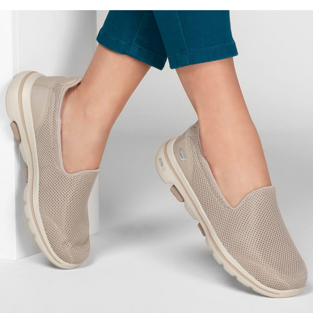 Zapatillas de mujer SKECHERS cerradas sin cordones en color beige. Garza