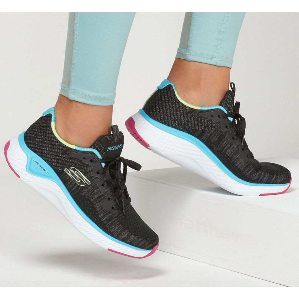 Deportiva de SKECHERS color negro. Plantilla Cooled | Complementos Garza