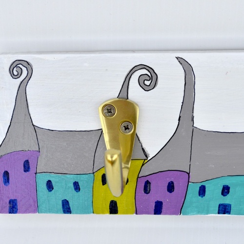 Percha de madera reciclada, pintada con dibujos originales de Quimera