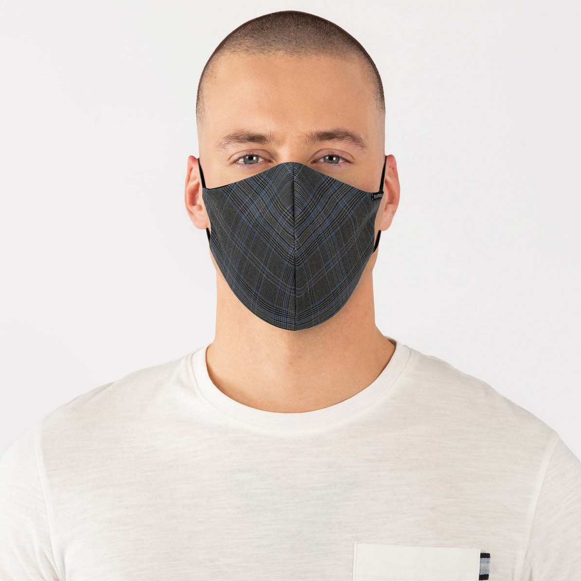 Modelo con mascarilla City TIFFOSI